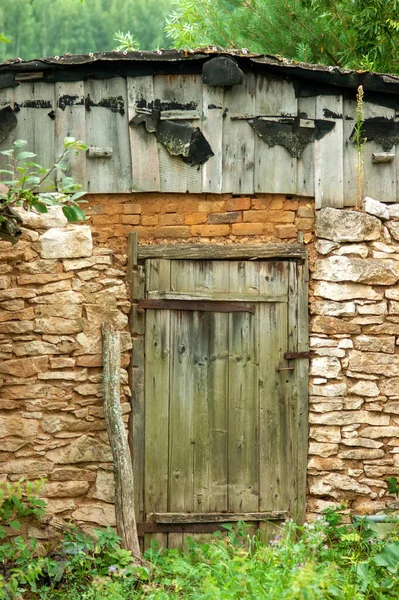 夏天村子里的旧砖房 — 图库照片