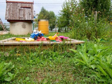 Yazın köyde plastik oyuncaklarla dolu kum havuzu.