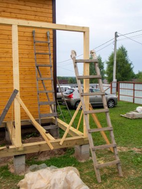 Yazın, kırsal bir evin inşaatı