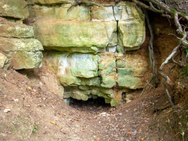 Yazın küçük bir mağaraya giriyoruz.