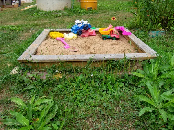 Caixa Areia Com Brinquedos Plástico Aldeia Verão — Fotografia de Stock