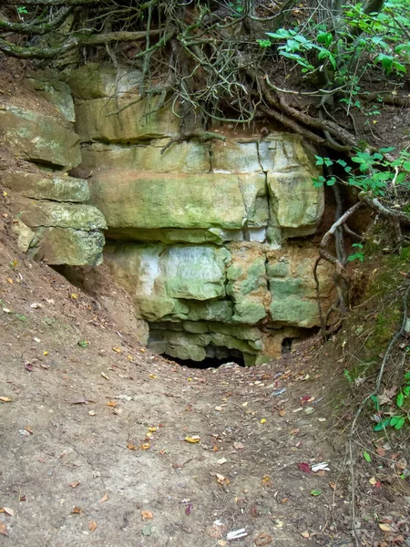 Vstup Malé Jeskyně Létě — Stock fotografie