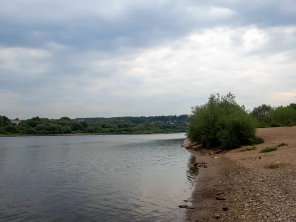 Brzeg Rzeki Pochmurny Dzień Latem — Zdjęcie stockowe