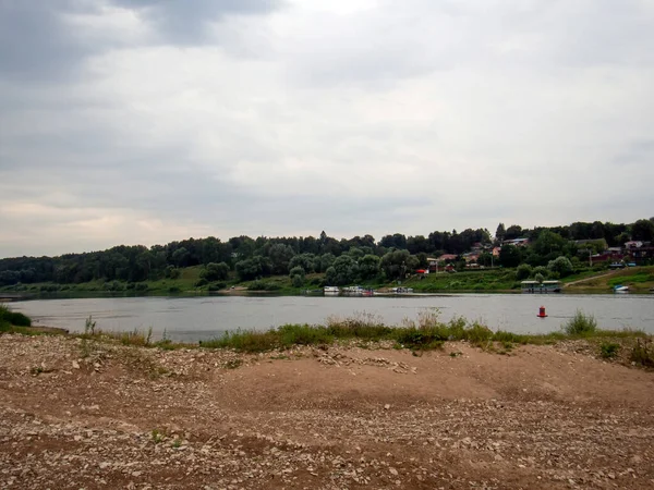 Rive Rivière Par Temps Nuageux Été — Photo