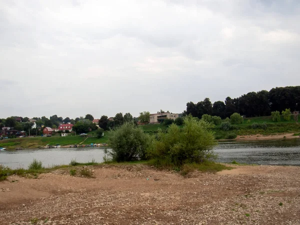 Orilla Del Río Día Nublado Verano — Foto de Stock