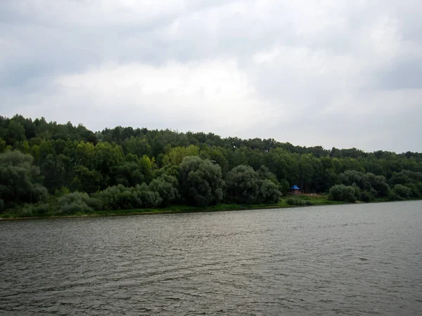 Břeh Řeky Zamračený Den Létě — Stock fotografie