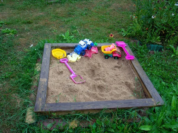 Sandkasten Mit Plastikspielzeug Dorf Sommer — Stockfoto