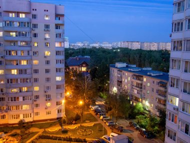 Yazın, Moskova 'da bir yerleşim bölgesinde.