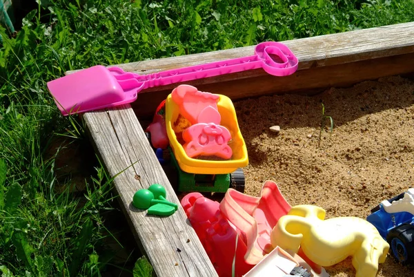 Пісочниця Пластиковими Іграшками Селі Влітку — стокове фото