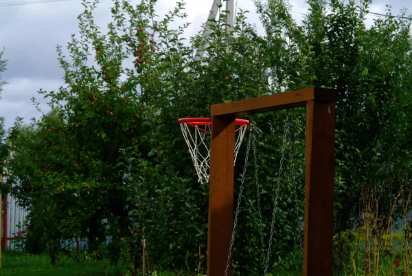Domácí Basketbalový Koš Vesnici Létě — Stock fotografie