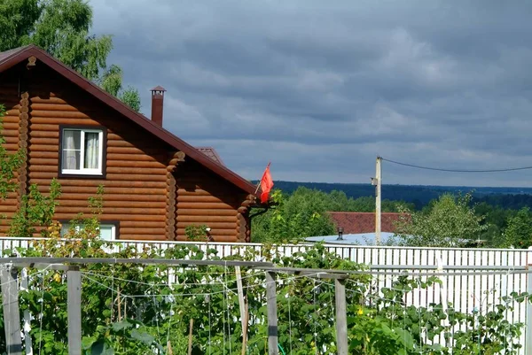 Rote Flagge Über Einem Landhaus Sommer Russland — Stockfoto