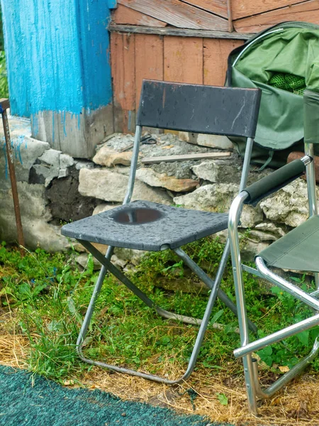 Cadeira Dobrável Quintal Após Chuva Verão — Fotografia de Stock
