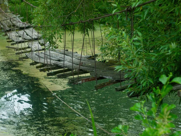 Uma Ponte Pedestre Madeira Desmoronada Sobre Rio Verão — Fotografia de Stock