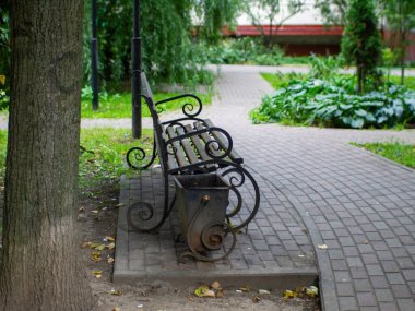 Evin bahçesinde, baharda güzel bir bank.