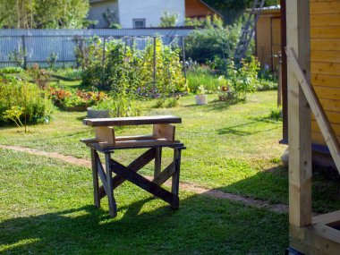 Yazın, kırsal bir evin inşası için ahşap kiriş.