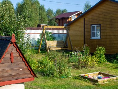 Yazın, kırsal alanda beton kuyusu