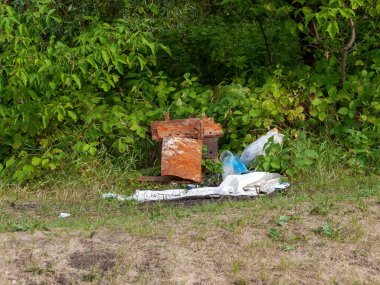 Yazın nehir kıyısında paslı bir barbekü.