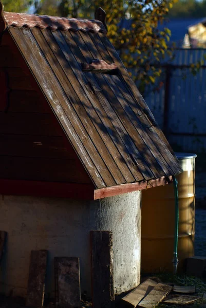 Dobrze Drewnianym Dachem Ogrodzie Wcześnie Rano — Zdjęcie stockowe