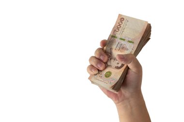 Sağ eliyle çok sayıda banknot tutan bir adamın görüntüsü (Tayland banknotları), kırpma yolu ile.