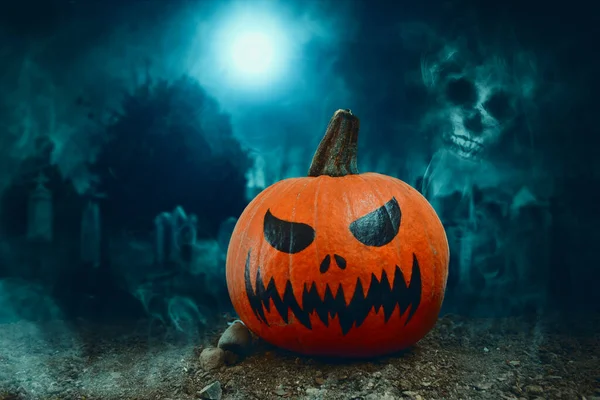 Ijesztő Arcú Tökfej Rémes Tájakon Halloween Éjszaka — Stock Fotó