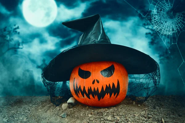 Ijesztő Arccal Boszorkány Sapkával Díszített Tök Halloween Éjszaka — Stock Fotó