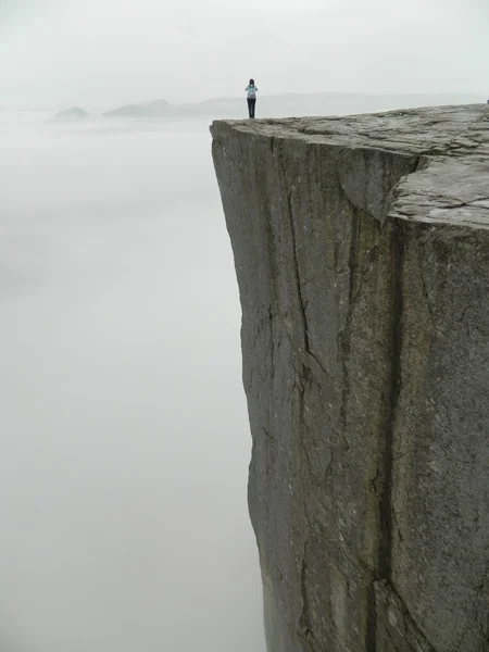 De la roca a la niebla — Foto de Stock