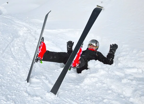 Mann mit Ski im Schnee — Stockfoto