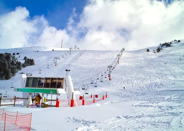 Teleferik ve yamaçlarda — Stok fotoğraf