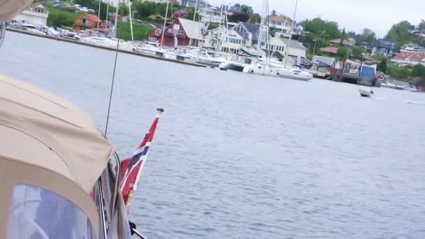 Yacht with waving national flag of Norway sails along sea — Stock Video