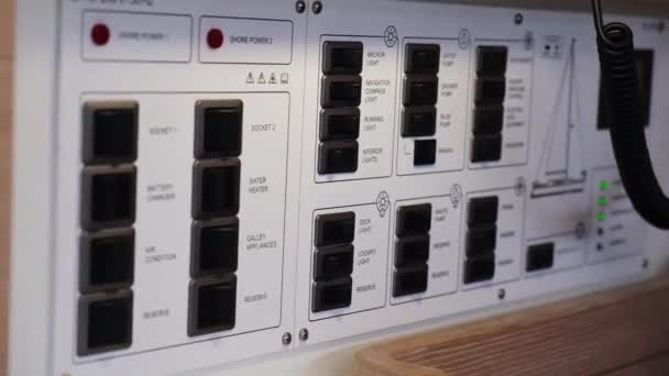 Панель приладів з чорними кнопками в салоні сучасної яхти — стокове відео