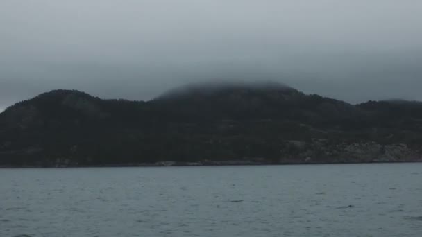 Resimli dağlar ve sis bulutlu bir günde tepeyi kaplıyor — Stok video