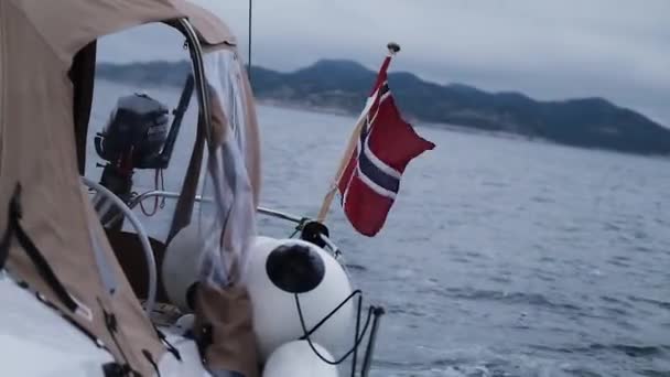 National flag of Norway on stern of yacht sailing sea — Stock Video