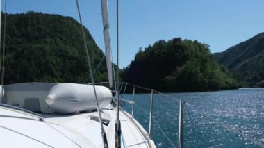 Yat yelkenleri açık mavi denizden yeşil tepelere ve köprüye