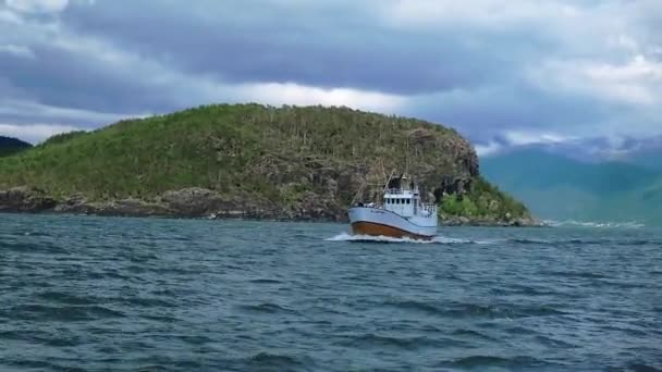 Nave con bandiera nazionale della Norvegia naviga contro le scogliere — Video Stock