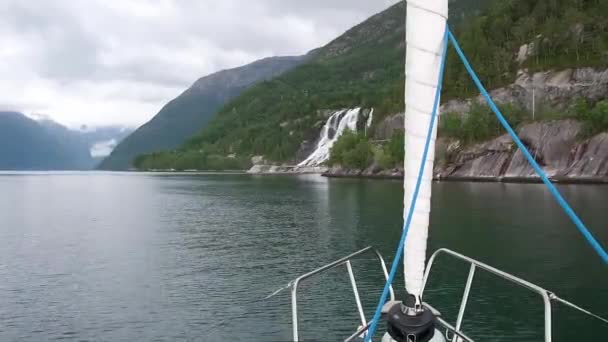 Yacht vela baia di mare alle colline con la cascata di Furebergfossen il giorno brutto — Video Stock