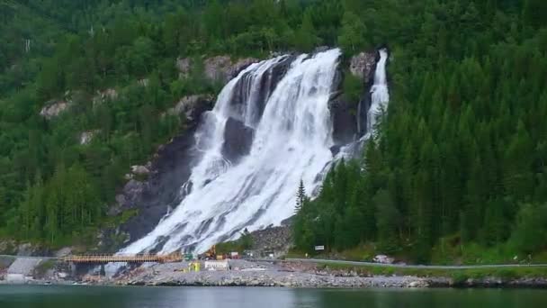 素晴らしいフレベルグフォッセンの滝は、山の斜面のフィヨルドから流れています — ストック動画