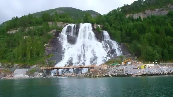 Furebergfossen Vattenfallet rinner nerför berget med tallar och brobygge — Stockvideo