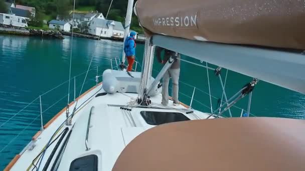 Yachtsman staat en praat met collega op schip boeg — Stockvideo