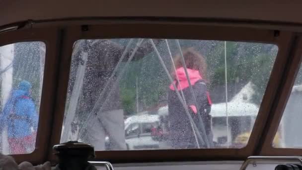 Zeilgroep staat op jachtdek in stadshaven op regenachtige dag — Stockvideo