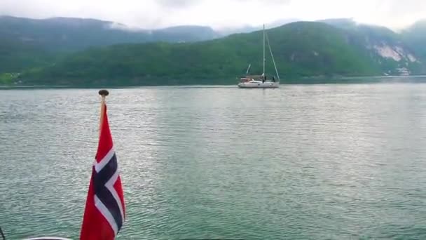 Yate vela calma mar bahía Noruega bandera nacional en primer plano — Vídeo de stock