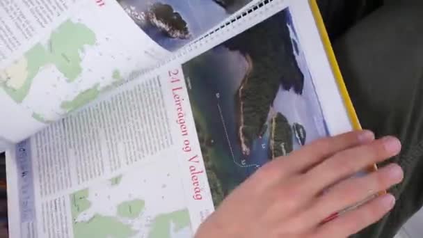 Passando por um livro com lugares na Noruega — Vídeo de Stock