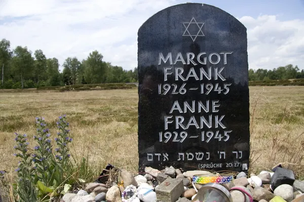 玛戈特和安妮 · 弗兰克的纪念碑 — 图库照片