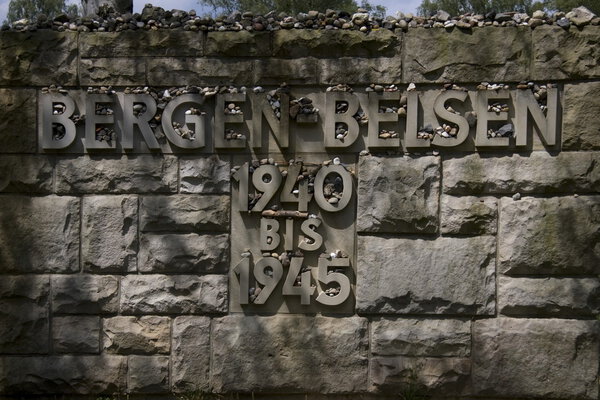 Мемориальный камень Берген-Бельзена
