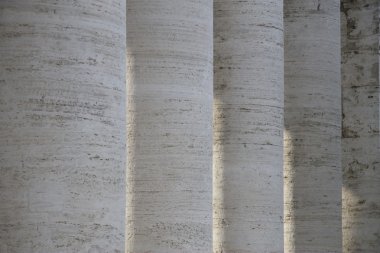 Colonnade piazza san pietro içinde