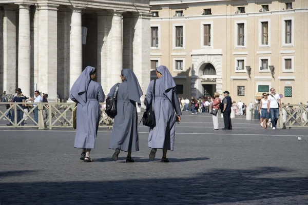 Nunnor på piazza san pietro — Stockfoto