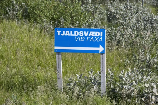 Route märkning tsjalsvaedi, vattenfall, Island — Stockfoto