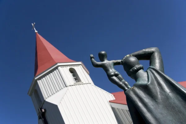 Una estatua de Leif el afortunado y Hallgrmskirkja, Islandia — Foto de Stock