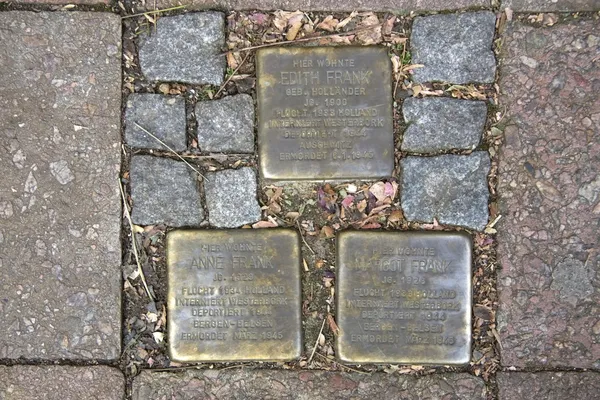 Stolperstein que recuerda a Anne, Margot y Edith Frank — Foto de Stock