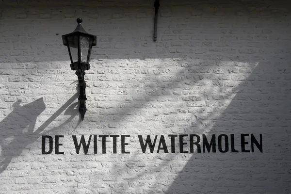 Le moulin à eau blanc dans le parc Sonsbeek à Arnhem, Pays-Bas — Photo