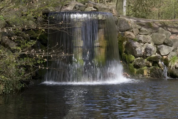 Mały wodospad w park sonsbeek w arnhem, Holandia — Zdjęcie stockowe